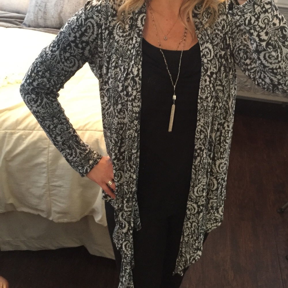 Drape neck Cardigan with kimono neckline grey print